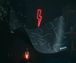 Tapis de souris Phantum noir flottant en studio avec un éclair rouge néon en arrière-plan